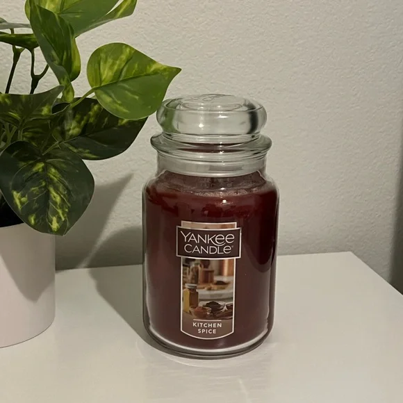 Yankee Candle Kitchen Spice in Deep Red - Picture 1 of 1